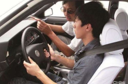 为什么不建议新手开自动挡,为何手动挡更利于技能提升与安全驾驶