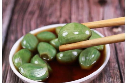 腊八蒜的腌制方法视频,传统美食制作步骤大公开