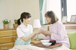 护理老人的保姆,守护温馨——家政护理老人的专业与温情